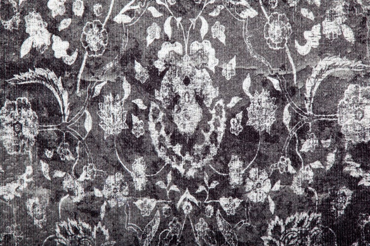 Tapete mit floralem Vintage-Muster im Used Look, detailreiche Ornamente mit Blumen und Blättern auf strukturierter Oberfläche.