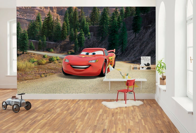 Kinderzimmer mit Fototapete mit Lightning McQueen Motiv und Holzfußboden