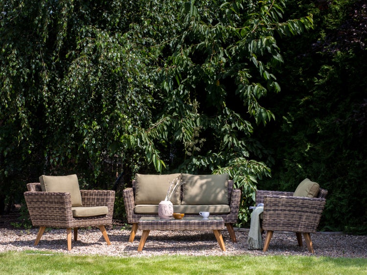 Zweisitzer Sofa und zwei Sessel für den Garten