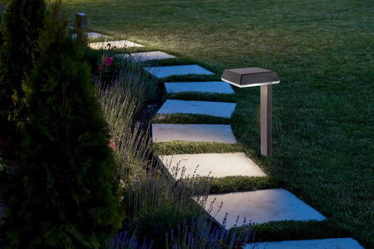 Beleuchteter Gartenweg mit einer Solarleuchte
