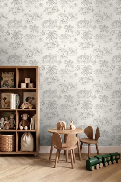 Kinderzimmer mit Safari-Tapete, Elefanten, Zebras und Palmen. Ein Holzregal, ein kleiner Tisch mit Hasenohren-Stühlen und Spielzeug.