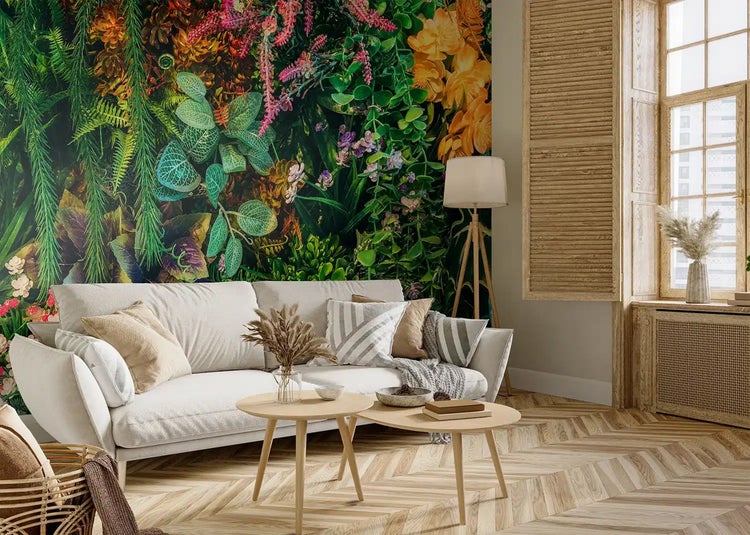Helles Wohnzimmer mit großflächiger Blumentapete, hellem Stoffsofa, hölzernen Couchtischen und Parkettboden im Fischgrätmuster.