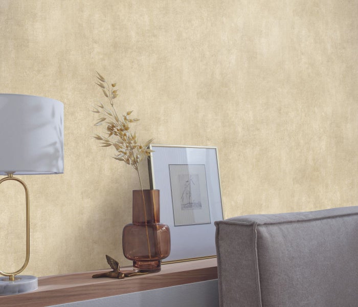 Dekorative Szene mit Tisch, Vase und Bildern an einer gemusterten Wand