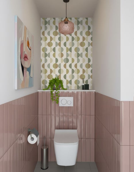 Modernes Gäste-Badezimmer mit wandhängender Toilette, rosa vertikalen Fliesen, geometrisch gemusterter Tapete und einer Pendelleuchte.