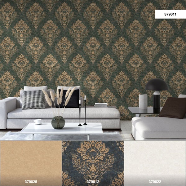 Wohnraum mit gemusterter Tapete, Kommode, Stuhl und Lampe