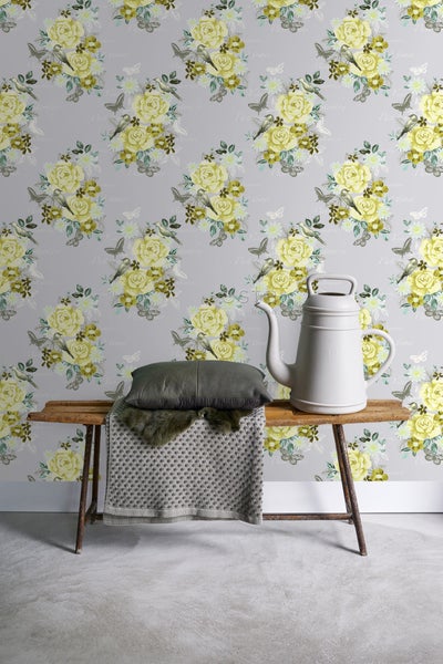 Dekorative Szene mit geblümter Tapete, Bank, Kissen und Gießkanne