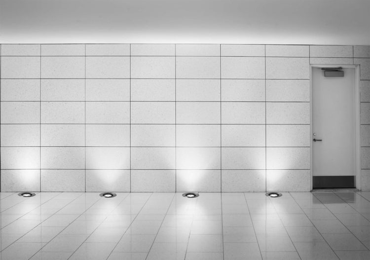 Wand- und Bodenfliesen mit einer Tür und eingelassenen Lichtern