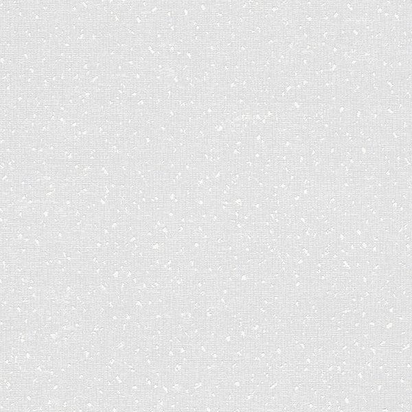 Helles Wohnzimmer mit Sesseln, Kamin und Holzboden