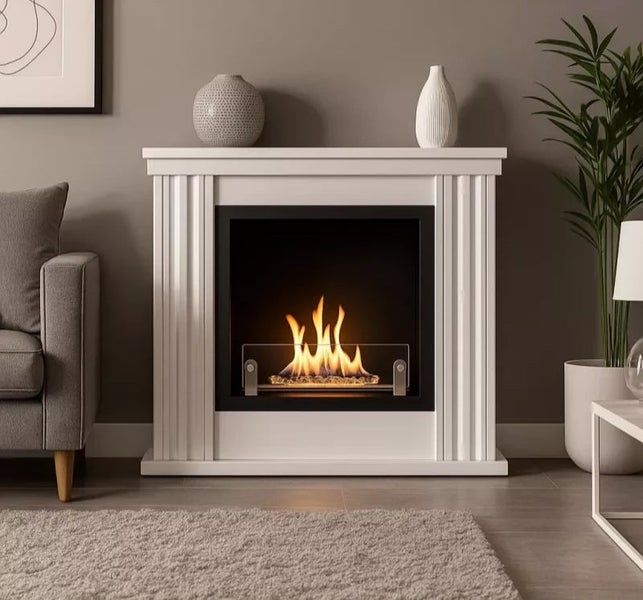 Dekorativer Kamin mit Flammen, umgeben von einem weißen Kaminrahmen in einem Wohnzimmer.
