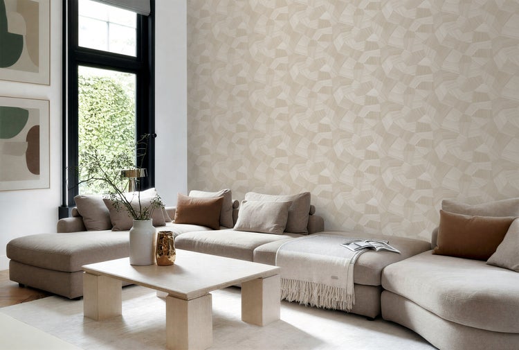 Wohnzimmer mit beigem Sofa, Tisch und gemusterter Tapete für ein stilvolles Interieur