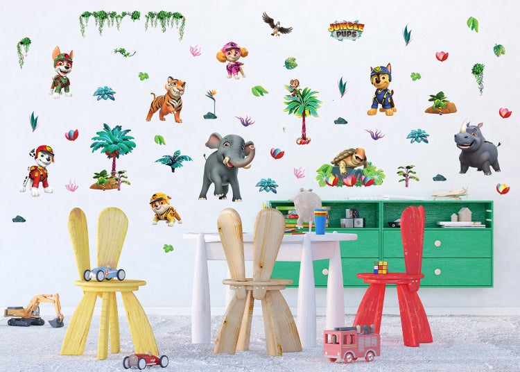 Wandsticker-Set PAW Patrol Jungle Pups mit Hunden, Dschungeltieren und Pflanzen im Kinderzimmer über Tisch und Hasenohren-Stühlen.