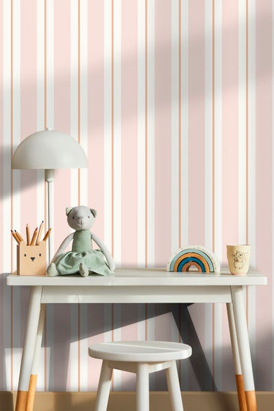 Kinderzimmer mit gestreifter Tapete, Tisch und Spielsachen