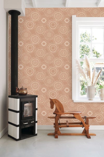 Wohnzimmer mit Ofen, Holzpferd und gemusterter Tapete