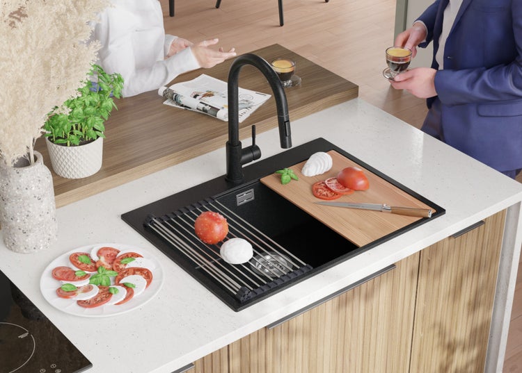 Küchenspüle mit Abtropfgestell, Schneidebrett und Armatur auf einer Küchentheke.