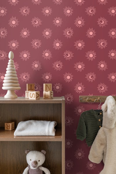 Kinderzimmer mit Tapete mit Sonnen- und Mondmotiven, Holzregal und Spielzeug