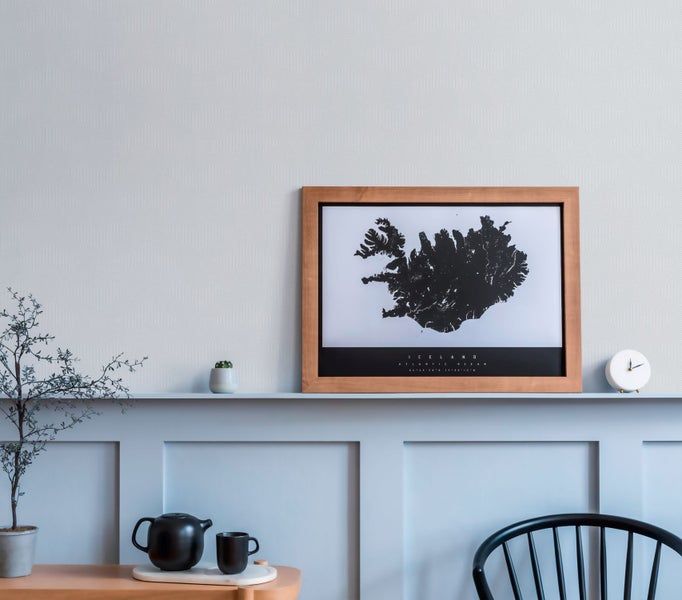 Helles Esszimmer mit Esstisch, Stühlen und Pendelleuchten in modernem Design.