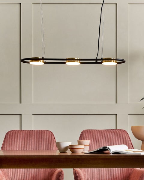 Tischleuchte mit plissiertem Schirm und grünem Glasfuß