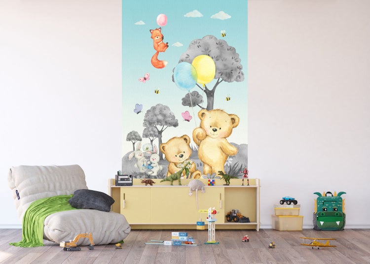 Kinderzimmer mit Waldtiermotiv-Tapete, niedrigem gelbem Schrank und Kinderspielzeug