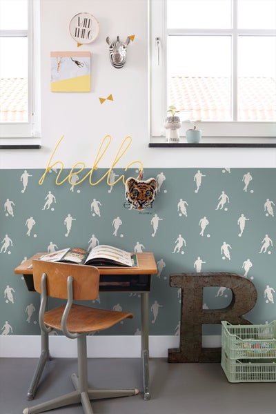 Kinderzimmer mit Schreibtisch, Stuhl und Fußballtapete