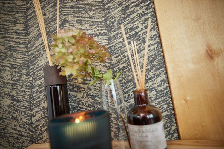 Tapete mit abstraktem Zickzackmuster an der Wand