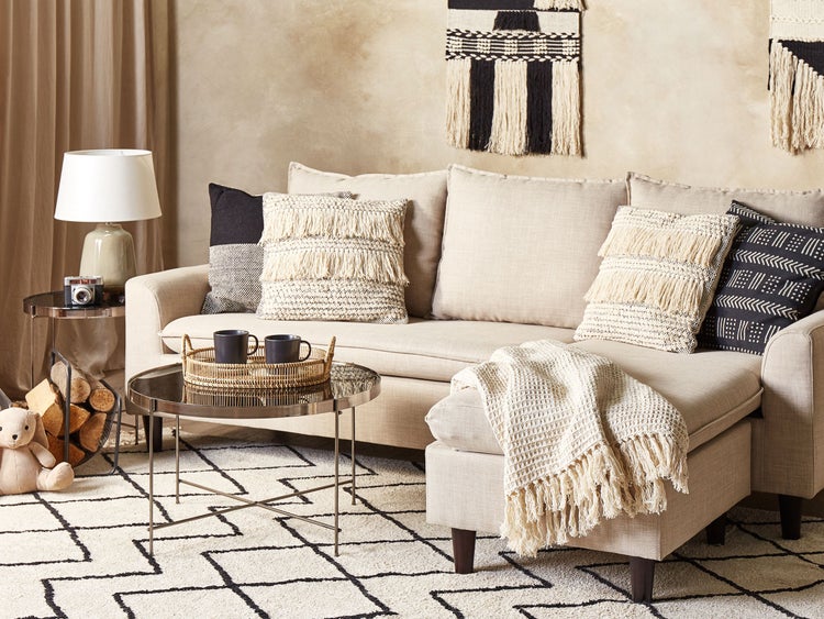 Wohnzimmer mit Sofa, Couchtisch und Dekorationen im Bohème Stil