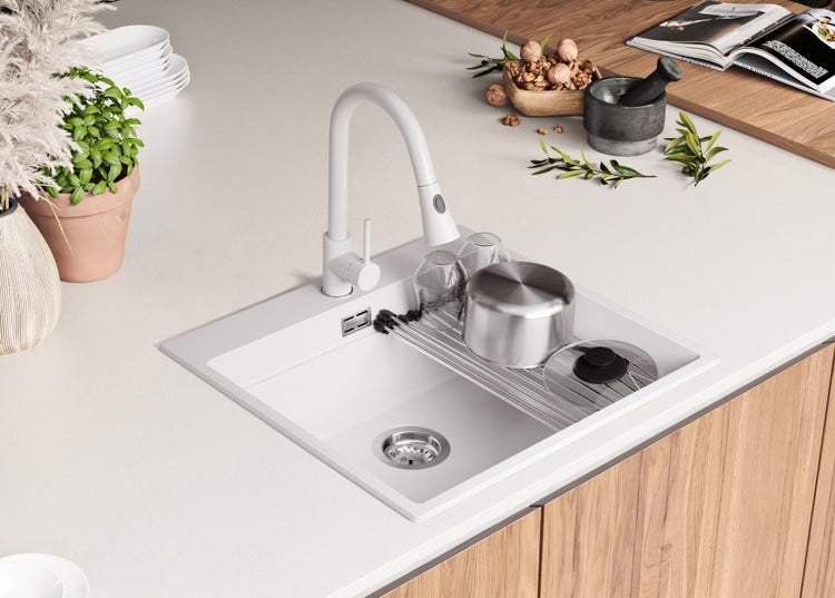 Küchenspüle mit Abtropffläche, Spültischarmatur und Geschirr