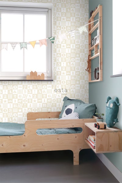 Kinderzimmer mit Holzbett, Wandregal und gemusterter Tapete