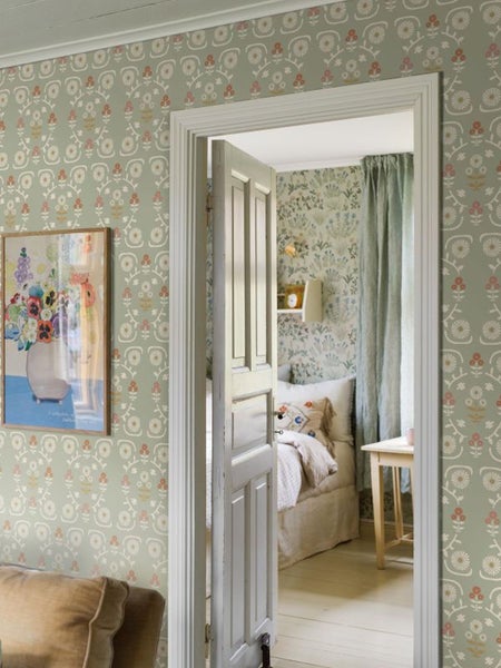 Mann montiert eine Drohne.