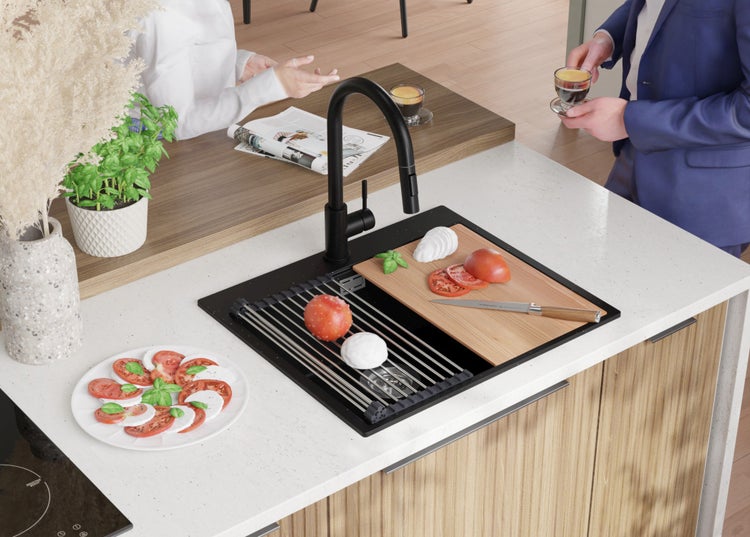 Küchenszene mit Spüle, Armatur, Schneidebrett und Zutaten für Caprese.