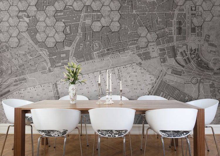 Esszimmer mit Esstisch, Stühlen, Blumenvase, Kerzenleuchter und einer Wandtapete mit Stadtplanmuster