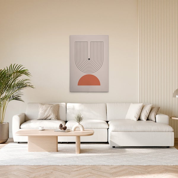 Wohnzimmer mit einem Sofa, einem Tisch und einem gerahmten geometrischen Grafikdesign an der Wand