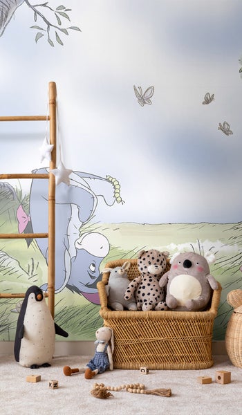 Kinderzimmer mit Dekorationen und Stofftieren in einem gewebten Korb