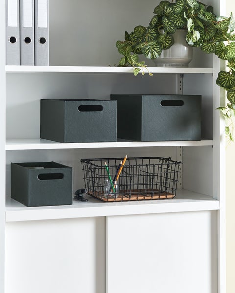 Regal mit Ordnern, Pflanze, schwarzen Aufbewahrungsboxen und Drahtkorb
