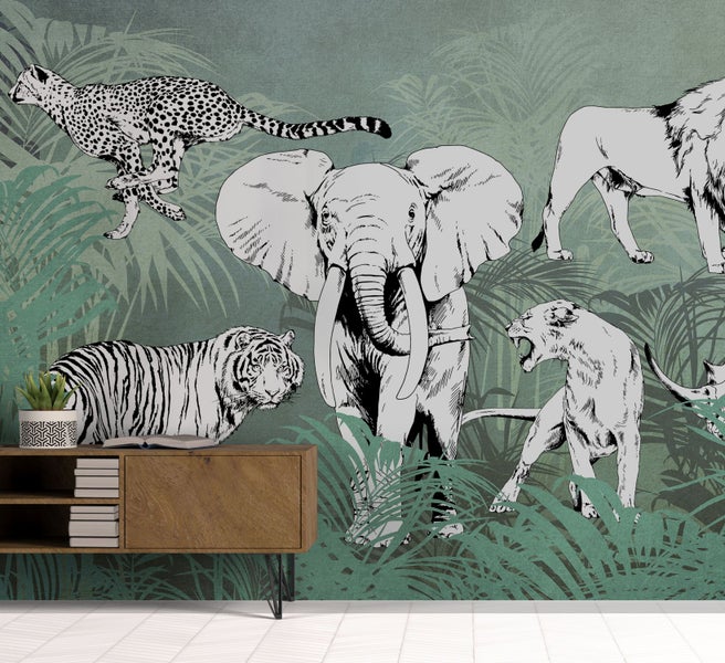 Wohnraum mit Tiermotivtapete und Holzkommode