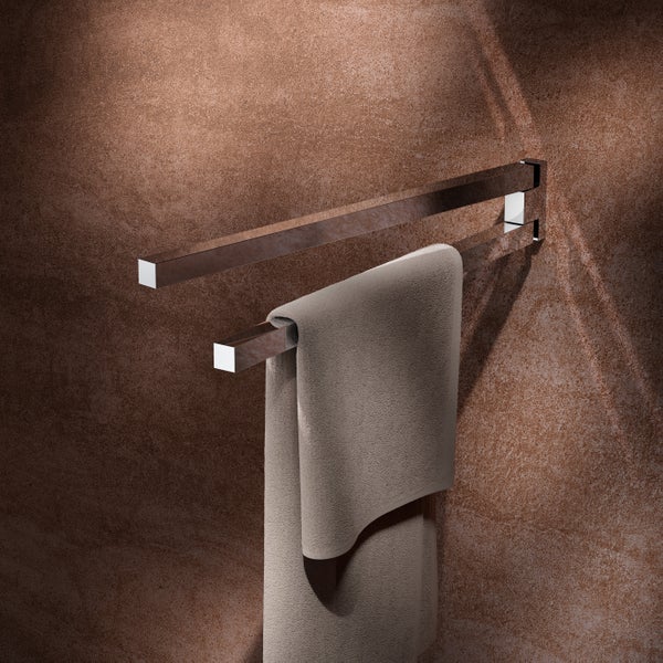 Moderner, schwenkbarer Handtuchhalter mit zwei Armen zur Wandmontage, aus glänzendem Metall gefertigt.