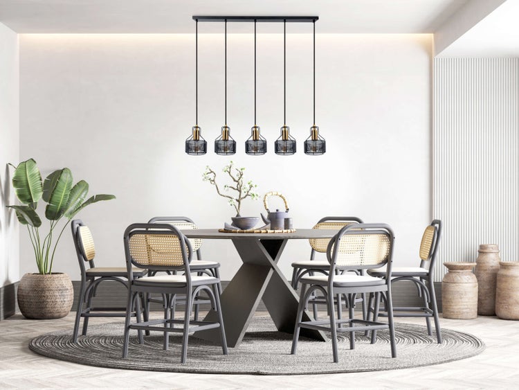 Esszimmer mit Esstisch, Stühlen und Pendelleuchten in einem hellen, modernen Design.