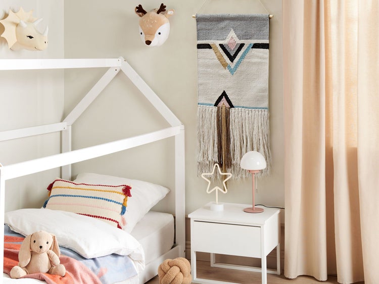 Kinderzimmer mit Hausbett, Wandteppich, Nachttisch und Dekoration