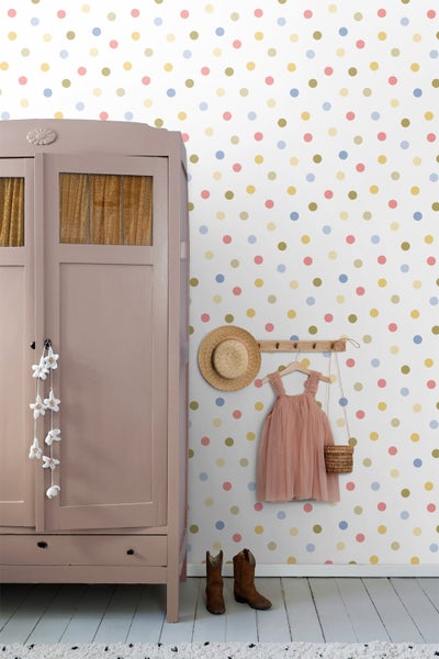 Zimmer mit Kleiderschrank, Wandtapete mit Punktmuster, Kinderkleidung und Stiefeln
