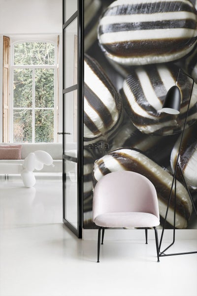 Wohnraum mit Fototapete mit Süßigkeitenmotiv, Sessel und Stehlampe