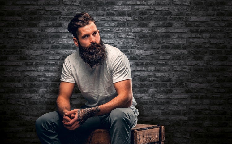 Dekorative Steinoptik Tapete mit Regal und Dekoration