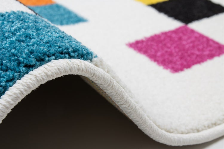 Nahaufnahme eines gemusterten Teppichs mit weichem Flor und geketteltem Rand.