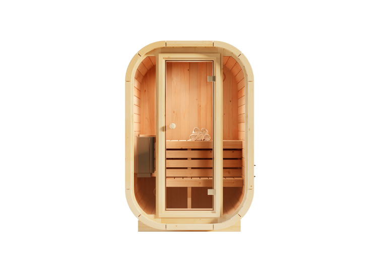 Ovale Fasssauna aus hellem Holz mit Glastür und Inneneinrichtung inklusive Holzbänken und Ofen.
