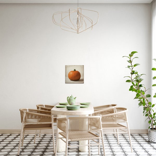 Esszimmer mit Tisch, Stühlen, Zimmerpflanze, Hängelampe und Wandbild mit Kürbis