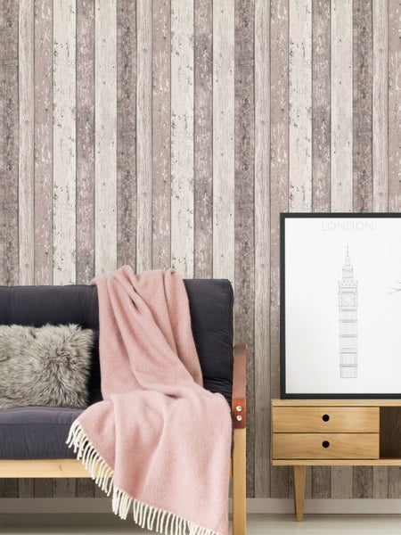 Wohnraum mit Tapete in Holzoptik, Sideboard und Dekoration.