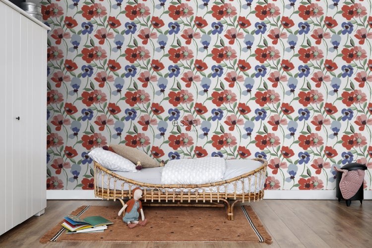 Kinderzimmer mit Blumentapete, Holzbett und Teppich