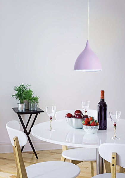 Helle Raumszene mit Esstisch, Stühlen, Hängelampe, Getränken und Pflanzen