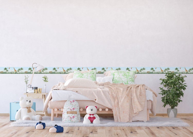 Kinderzimmer mit Dschungelbordüre, Bett und Spielzeug