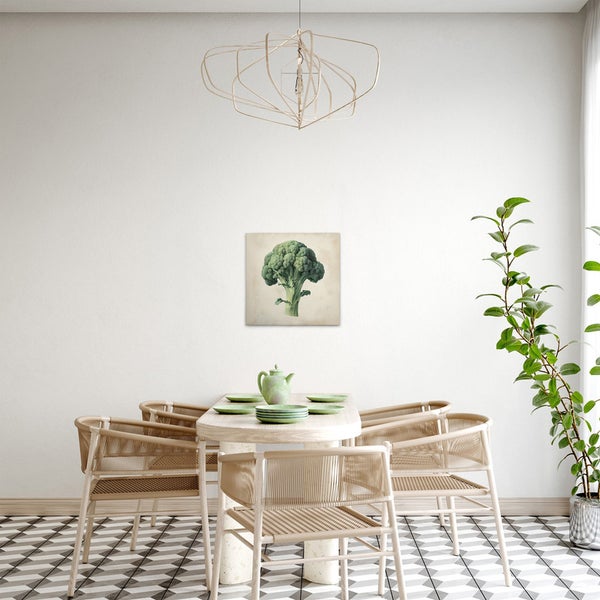 Esszimmer mit Tisch, Stühlen und einem Wandbild mit Brokkoli
