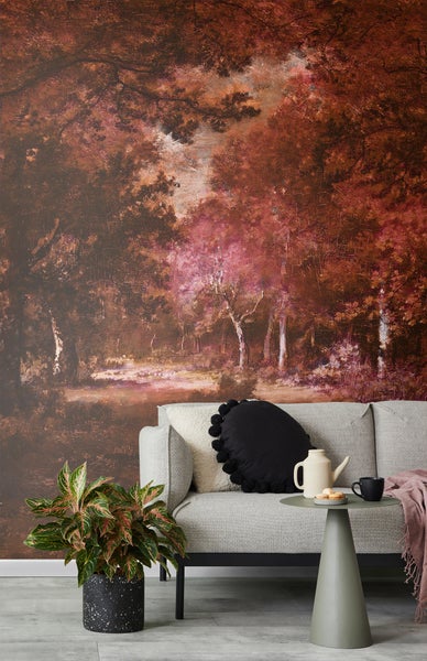 Wohnzimmer mit Wandtapete, Sofa, Beistelltisch und Zimmerpflanze