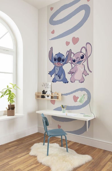 Kinderzimmer mit Wandbild von Lilo und Stitch, Schreibtisch und Stuhl